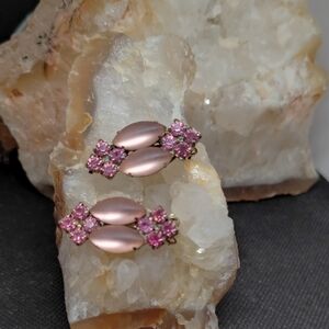 Vintage Unsigned Vintage Pink Cats Eye Clip On Earrings